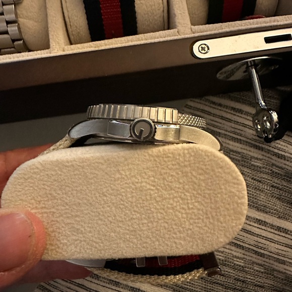 GUCCI MENS WATCH - Picture 2 of 6